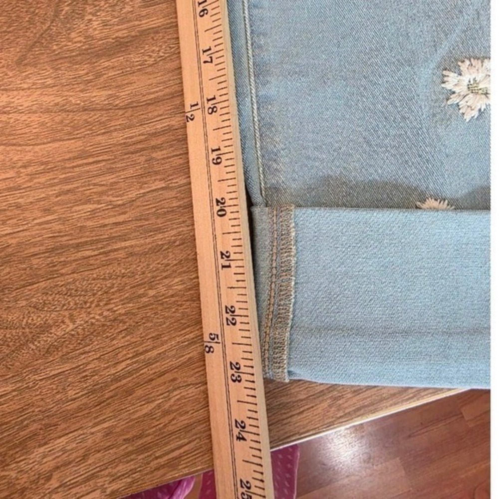 Women's Light Wash Daisy Embroidered Cuffed Jeans Cottagecore Size 10/30 - Picture 14 of 16